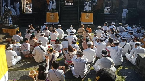 Umat Hindu sembahyang di Pura Puseh Tabanan saat Galungan, Rabu (2/8/2023). Mereka mendatangi pura sejak pukul 06.00 Wita.