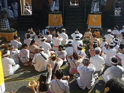 Umat Hindu sembahyang di Pura Puseh Tabanan saat Galungan, Rabu (2/8/2023). Mereka mendatangi pura sejak pukul 06.00 Wita.
