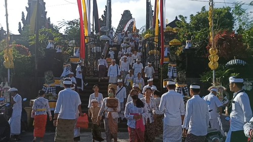 Umat Hindu di Tabanan silih berganti datang ke Pura Puseh, di lingkungan desa adat setempat sejak pagi saat Galungan, Rabu (2/8/2023).
