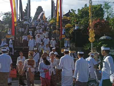 Merapal Doa, Merayakan Galungan di Pura Pulau Dewata