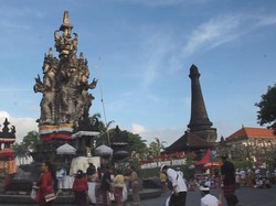 Umat Hindu sembahyang di Catus Pata, Klungkung, Bali, saat Galungan, Rabu (2/8/2023). Mereka bersiap untuk berdoa sejak pukul 03.00 Wita.