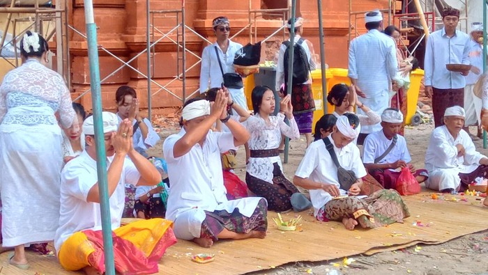 Umat Hindu sembahyang di Pura Agung Jagatnatha, Denpasar, Bali, saat Galungan, Rabu (2/8/2023). Mereka khusyuk berdoa meski renovasi pura belum selesai.