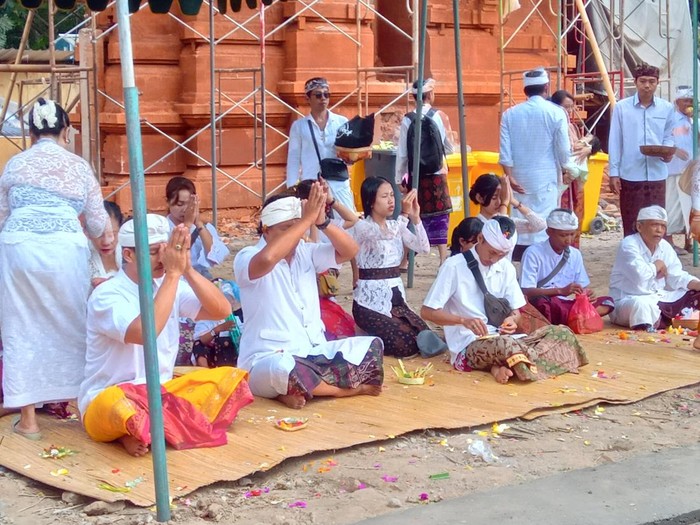Umat Hindu sembahyang di Pura Agung Jagatnatha, Denpasar, Bali, saat Galungan, Rabu (2/8/2023). Mereka khusyuk berdoa meski renovasi pura belum selesai.