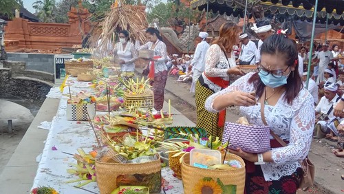Umat Hindu meletakkan banten di Pura Agung Jagatnatha, Denpasar, Bali, saat Galungan, Rabu (2/8/2023). Galungan selalu jatuh pada Rabu atau tepatnya di dalam kalender Bali pada Budha Kliwon Wuku Dungulan.