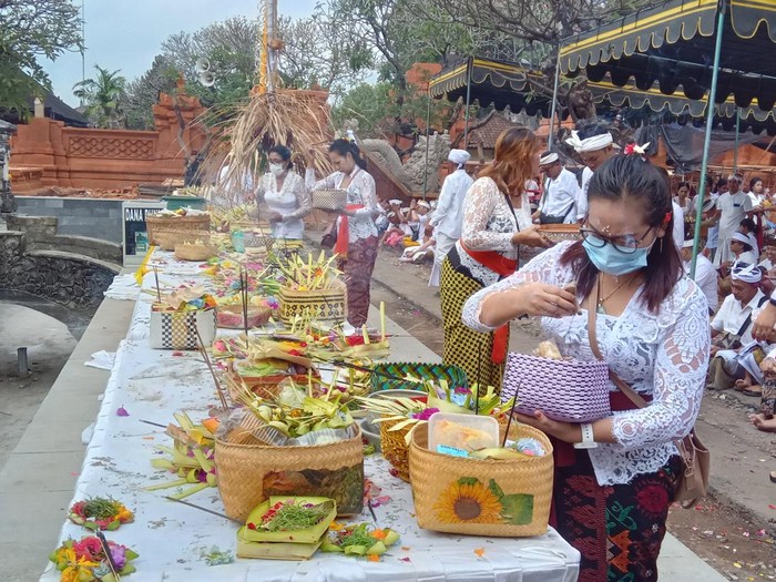 Umat Hindu meletakkan banten di Pura Agung Jagatnatha, Denpasar, Bali, saat Galungan, Rabu (2/8/2023). Galungan selalu jatuh pada Rabu atau tepatnya di dalam kalender Bali pada Budha Kliwon Wuku Dungulan.