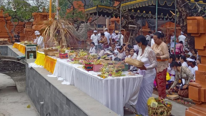 Umat Hindu Sembahyang di Pura Agung Jagatnatha Denpasar Umat Hindu berdoa di Pura Agung Jagatnatha, Denpasar, Bali, Rabu (2/8/2023).