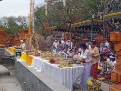 Umat Hindu berdoa di Pura Agung Jagatnatha, Denpasar, Bali, Rabu (2/8/2023). Sembahyang Galungan tahun ini tidak dilaksanakan secara serentak di pura itu demi mencegah penumpukan. Kapasitas area dalam pura itu hanya 100 orang.