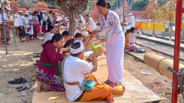Umat Hindu sembahyang di Pura Agung Jagatnatha Denpasar saat Galungan, Rabu (2/8/2023).