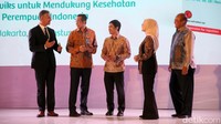 Wakil Menteri Kesehatan Dante Saksono Harbuwono (tengah) bersama Direktur Utama PT Bio Farma (Persero) Shadiq Akasya (kedua kiri), Managing Director PT Merck Sharp & Dohme Indonesia (MSD) George Stylianou (kiri), Kepala Badan Pengawasan Obat dan Makanan (BPOM), Penny K. Lukito (kedua kanan), dan Asisten Deputi Industri Kesehatan Kementerian BUMN Aditya Dhanwantara (kanan) meluncurkan NUSAGARD vaksin 4-valent Human Papillomavirus (HPV) di Jakarta, Rabu (2/8/2023). 