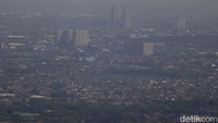 Dilansir dari laman IQAir, Rabu (2/8/2023) per Pukul 11.00 WIB tingkat polusi udara di Kota Bandung tidak sehat dengan indeks kualitas udara 159 AQI UD dan polutan utama mencapai PM2.5 (Foto: Wisma Putra/detikJabar).