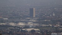 Sekentara itu, untuk wilayah tertinggi terjadi polusi udara per hari ini diurutan pertama ada di wilayah Setraduta dengan 163 AQ US, kedua di Setrasari dengan 154 AQ US dan ketiga di Cihapit dengan 104 AQ US. (Foto: Wisma Putra/detikJabar).