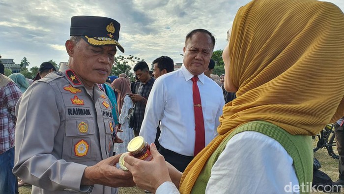 Wakapolda Riau Brigjen K Rahmadi saat mengecek produk UMKM yang akan dilibatkan dalam event