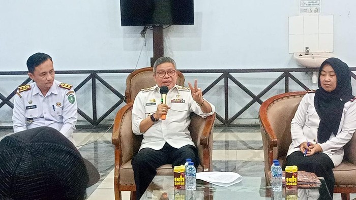 Wali Kota Parepare Taufan Pawe saat konferensi pers soal pencopotan Iwan Asaad dari Sekda Parepare. Wali Kota Parepare Taufan Pawe saat konferensi pers soal pencopotan Iwan Asaad dari Sekda Parepare.