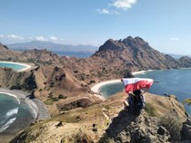 Treking ke Puncak Pulau Padar, Lewati Medan Terjal-Spot Foto Bertaruh Nyawa