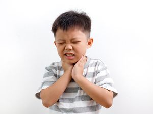 8 Obat Radang Tenggorokan Alami untuk Anak, Ada Madu hingga Jahe