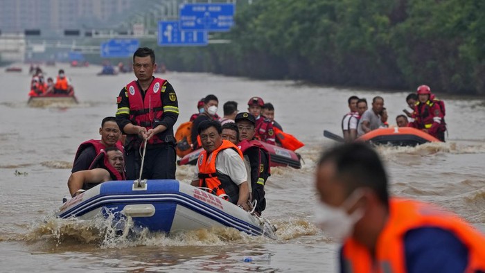 125 Ribu Warga Zhuozhou China Dievakuasi Akibat Banjir Residents are evacuated by rubber boats through flood waters in Zhuozhou in northern China's Hebei province, south of Beijing, Wednesday, Aug. 2, 2023. China's capital has recorded its heaviest rainfall in at least 140 years over the past few days. Among the hardest hit areas is Zhuozhou, a small city that borders Beijing's southwest. (AP Photo/Andy Wong)