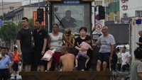 Menurut kantor berita resmi Xinhua, sekitar 125.000 warga Zhuozhou dari daerah berisiko tinggi dipindahkan ke tempat penampungan.  
