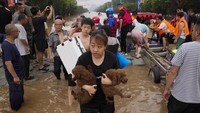Di antara daerah yang paling terpukul adalah Zhuozhou, sebuah kota kecil dengan lebih dari 600.000 penduduk yang berbatasan dengan barat daya Beijing.