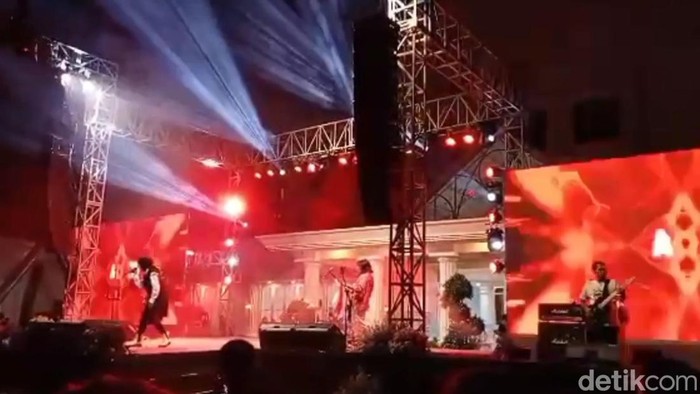 Konser musik di dekat IGD dan Poli Jantung, RSUD Bangil, Pasuruan, Jawa Timur.