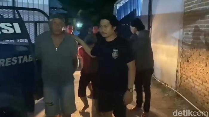 5 Pria di Makassar ditangkap usai kepergok mencuri mesin molen. detikSulsel/Reinhard