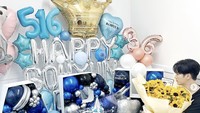 Berulang tahun ke-36 pada 16 Mei lalu,  Ahn Bo Hyun memamerkan hadiah yang ia dapat dari fans. Ada banyak kue yang menyemarakkan hari bahagianya.