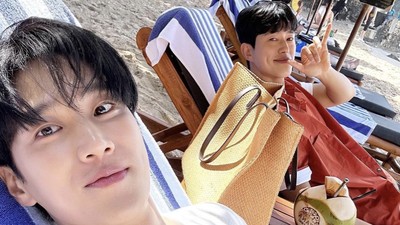 Pose Pacar Jisoo BLACKPINK, Ahn Bo Hyun Saat Minum Bir dan Es Kelapa di Bali