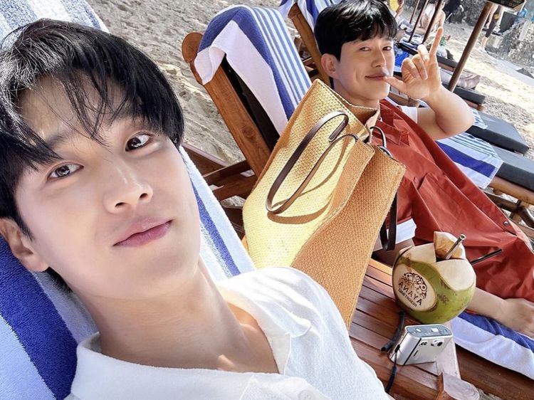 Pose Pacar Jisoo BLACKPINK, Ahn Bo Hyun Saat Minum Bir dan Es Kelapa di Bali