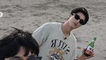 Pose Pacar Jisoo BLACKPINK, Ahn Bo Hyun Saat Minum Bir dan Es Kelapa di Bali
