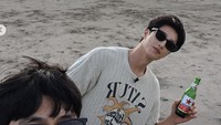 Berjalan-jalan di pantai,  Ahn Bo Hyun juga memegang sebotol bir di tangan. Ia sepertinya tengah menunggu momen matahari tenggelam.