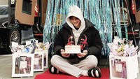 Manis banget nih senyum Ahn Bo Hyun saat berpose dengan kue ulang tahun. Tampak ia juga mendapat berbagai bingkisan.