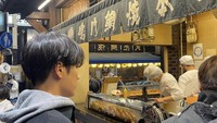 Liburan di Jepang, Ahn Bo Hyun tak lewatkan jajan taiyaki alias kue ikan isi pasta manis di sana. Kira-kira rasa apa ya favoritnya?