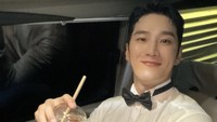 Selesai menghadiri acara penghargaan, Ahn Bo Hyun santai menyeruput minuman di mobil. Sepertinya ia menikmati es teh jumbo nih!
