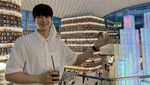 Pose Pacar Jisoo BLACKPINK, Ahn Bo Hyun Saat Minum Bir dan Es Kelapa di Bali
