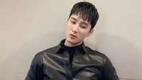 Ahn Bo Hyun pamer pose sebelum menyantap sepiring besar fried chicken di hadapannya. Sepertinya ia semangat menyantap ayam goreng itu.