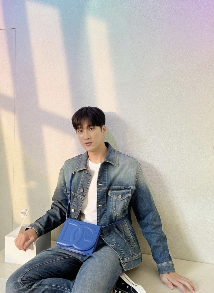 Ahn Bo Hyun, Pacar Jisoo 'BLACKPINK' Saat Minum Bir dan Es Kelapa di Bali