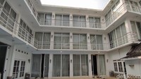 Seharusnya rumah tersebut dieksekusi hari ini oleh Pengadilan Negeri Jakarta Selatan. Tapi eksekusi tersebut ditunda karena kondisi yang tidak kunjung kondusif.  