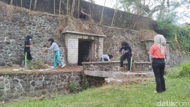 Aksi bersih-bersih di Gua Jepang, Majalengka.