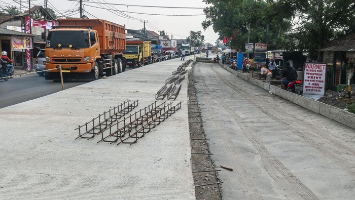 Pekerja menyelesaikan perbaikan jalan di Cikande, Kabupaten Serang, Banten, Kamis (3/8/2023). Pemerintah menyiapkan anggaran Rp15 triliun untuk perbaikan jalan daerah di Indonesia pada tahun 2024. ANTARA FOTO/Muhammad Bagus Khoirunas/tom.