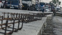 Pekerja menyelesaikan perbaikan jalan di Cikande, Kabupaten Serang, Banten, Kamis (3/8/2023).