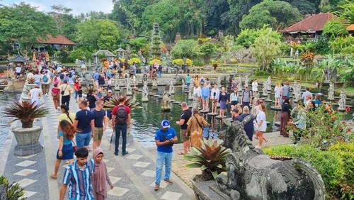aman Tirta Gangga yang terletak di Desa Ababi, Kecamatan Abang, Kabupaten Karangasem ramai dikunjungi oleh wisatawan saat manis Galungan, Kamis (3/8/2023). (Istimewa)