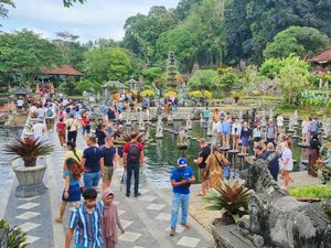 Manis Galungan, Taman Tirta Gangga Dipadati Ribuan Wisatawan