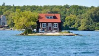 Sebuah pulau dikenal sebagai Just Room Enough Island merupakan salah satu yang paling terkenal di Thousand Islands yang ada di sungai Saint Lawrence, perbatasan Amerika Serikat-Kanada. (Barker Jarvis via Business Insider).  