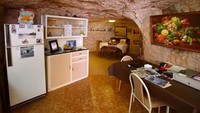 Coober Pedy merupakan kota yang terkenal akan pertambangan di Australia yang 80% penduduknya tinggal di bawah tanah. Sebab, suhu saat musim panas di sana bisa sampai 48,8 derajat Celcius. (Mark Kolbe via Business Insider).  