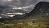 The Langangarbh Hut merupakan satu-satunya bangunan yang bisa ditemukan dekan gunung Buachaille Etive Mor di dataran tinggi Skotlandia. (Arterra via Business Insider).  