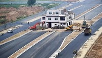 Rumah yang disebut nail house ini berada di China. Rumah ini tetap berdiri saat pembangunan jalan terus berlanjut di sekitarnya karena pemiliknya menolak untuk pindah. (Reuters dikutip dari Business Insider).  