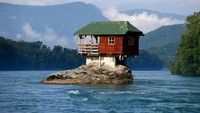 Di dekat Bajina Basta, Serbia, ada sebuah rumah yang berdiri di atas batu di tengah sungai Drina selama lebih dari 50 tahun! Rumah itu dibangun pada 1968 dan telah hancur berkali-kali karena naiknya permukaan air, namun selalu dibangun ulang. (Marko Djurica/Reuters dikutip dari Business Insider).  