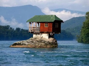 Rumah Ikonik di Tengah Sungai yang Bikin Heboh Dunia, Bermula dari Keisengan