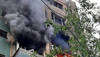 Zelensky mengecam serangan Rusia di wilayah ini dan menyebut Rusia terus meneror kota-kota dan orang-orangnya yang damai. Press service of the State Emergency Service of Ukraine/Handout via Reuters.  