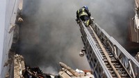 Dalam pernyataan terpisah, Rusia mengklaim pasukannya meningkatkan serangan sebagai respons atas rentetan serangan drone di wilayahnya, termasuk Moskow. State Emergency Service Of Ukraine/Handout via Reuters.  