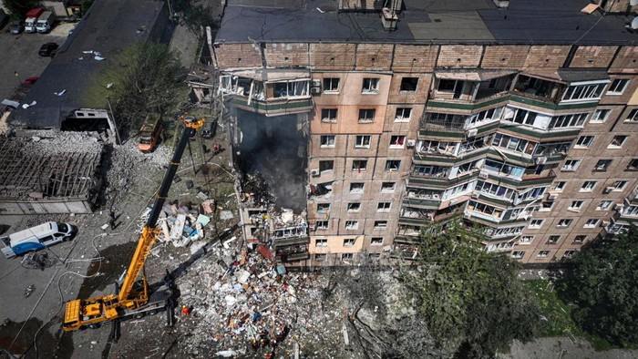 Kampung halaman Presiden Ukraina Volodymyr Zelensky, yakni kota Kryvyi Rih, dibombardir rudal Rusia. Salah satu apartemen porak-poranda usai dihantam rudal.